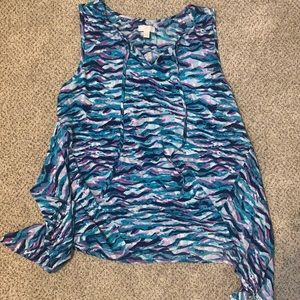 Multi colored winged top